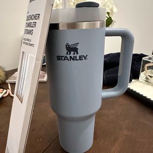 Stanley cup 40 oz blue with extra pack of straws